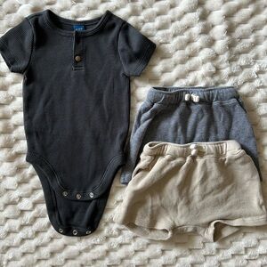 Baby boy Old Navy Bodysuit and Shorts — 6-12 months